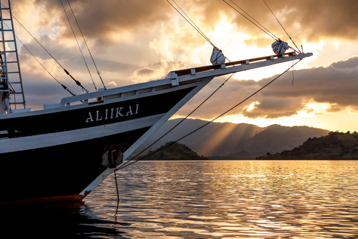Aliikai Yacht provides liveaboard to the Komodo Islands.