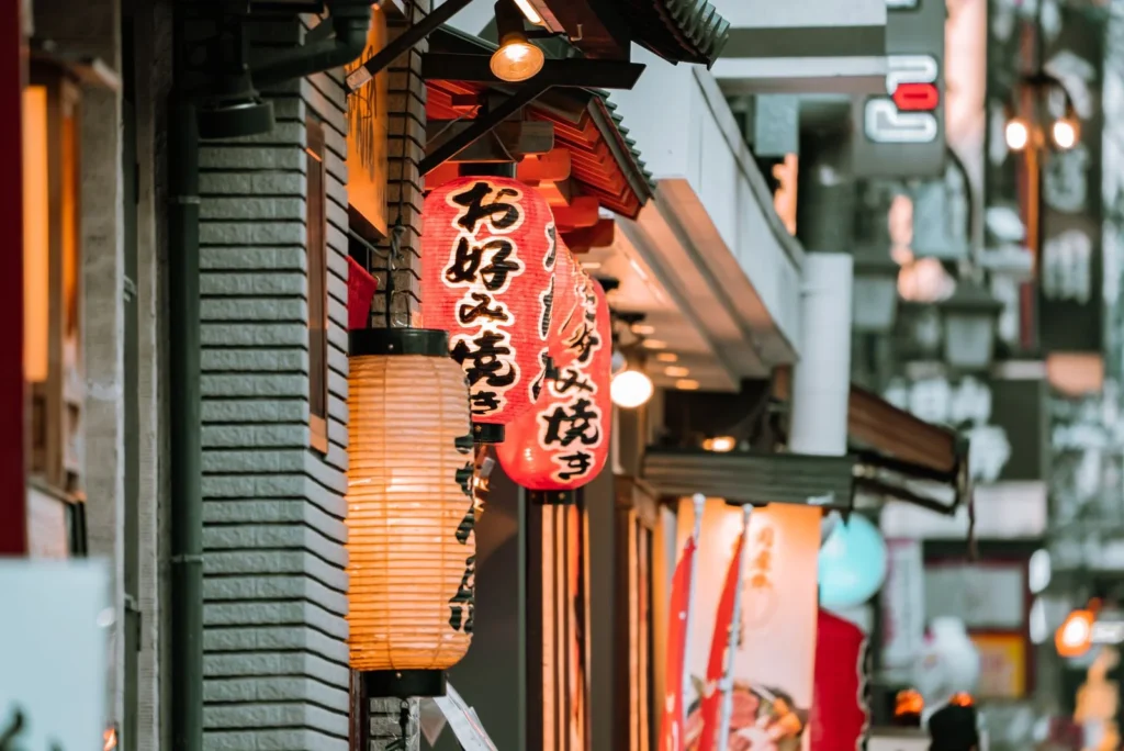 観光客で賑わう札幌中心部の商店街のランチ風景
